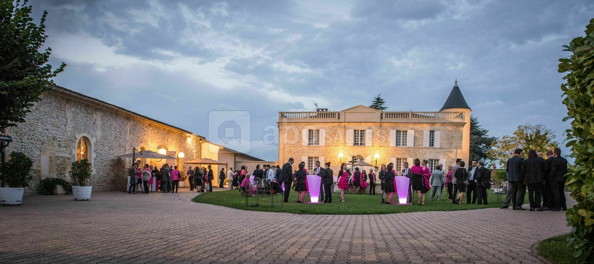 Apéritif dans le parc du château