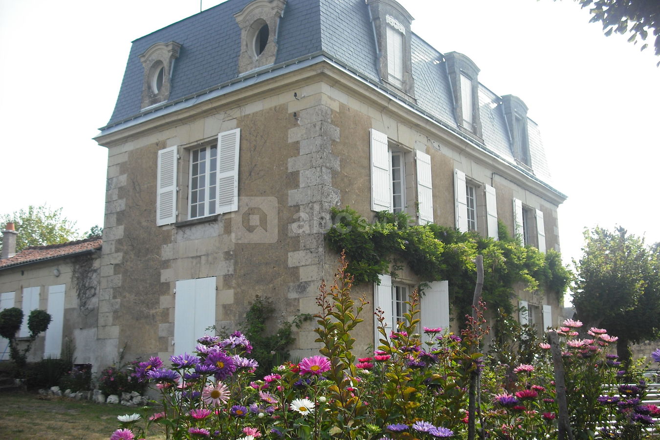 Façade et dépendance