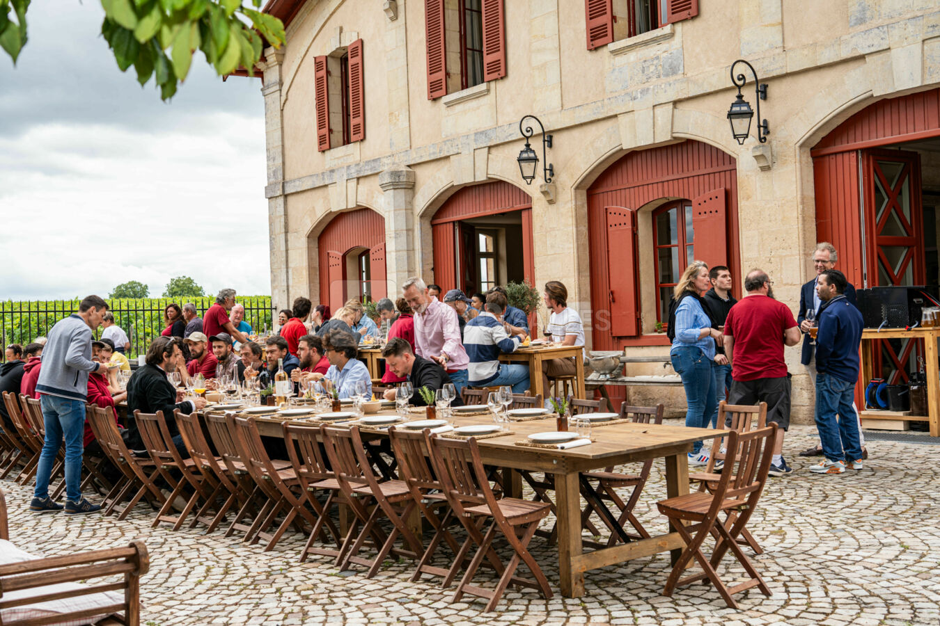 Déjeuner convivial sur la terrasse de la boutique