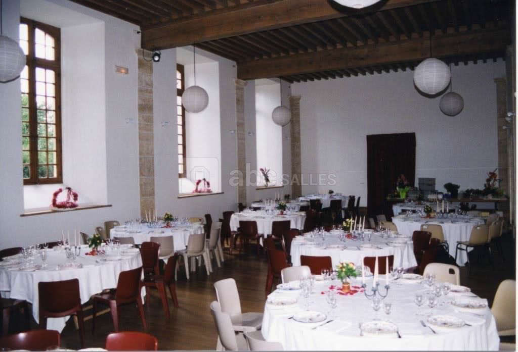 Repas dans la grande salle
