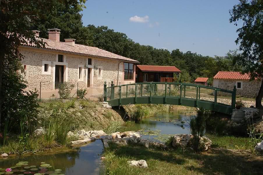 La ferme auberge et le bassin