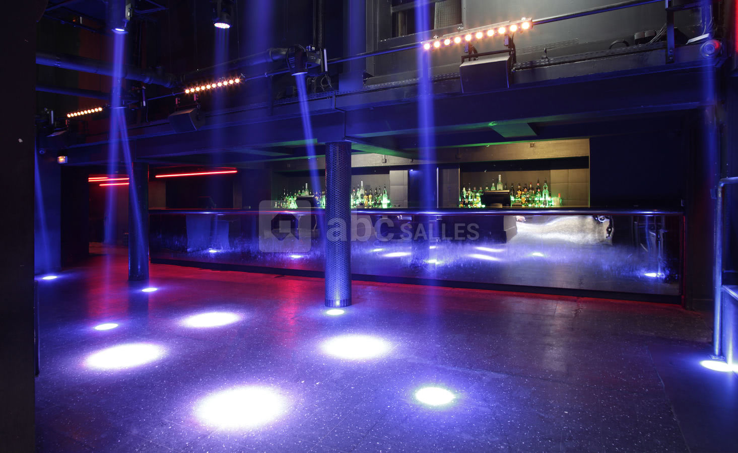 BAR (13 METRES DE LONG)