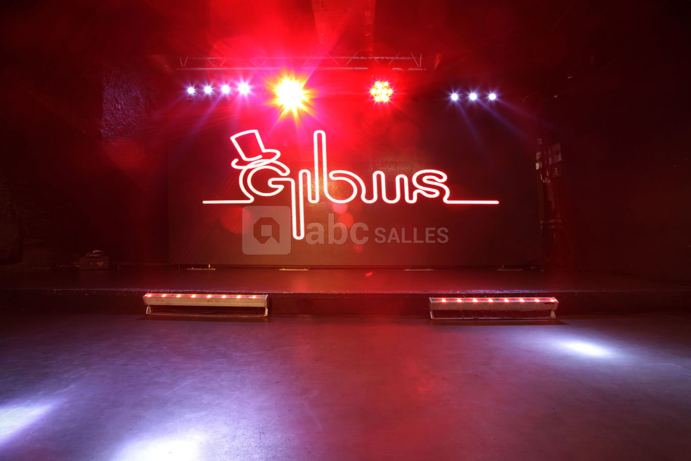 SCÈNE AVEC GRAND MUR DE LED