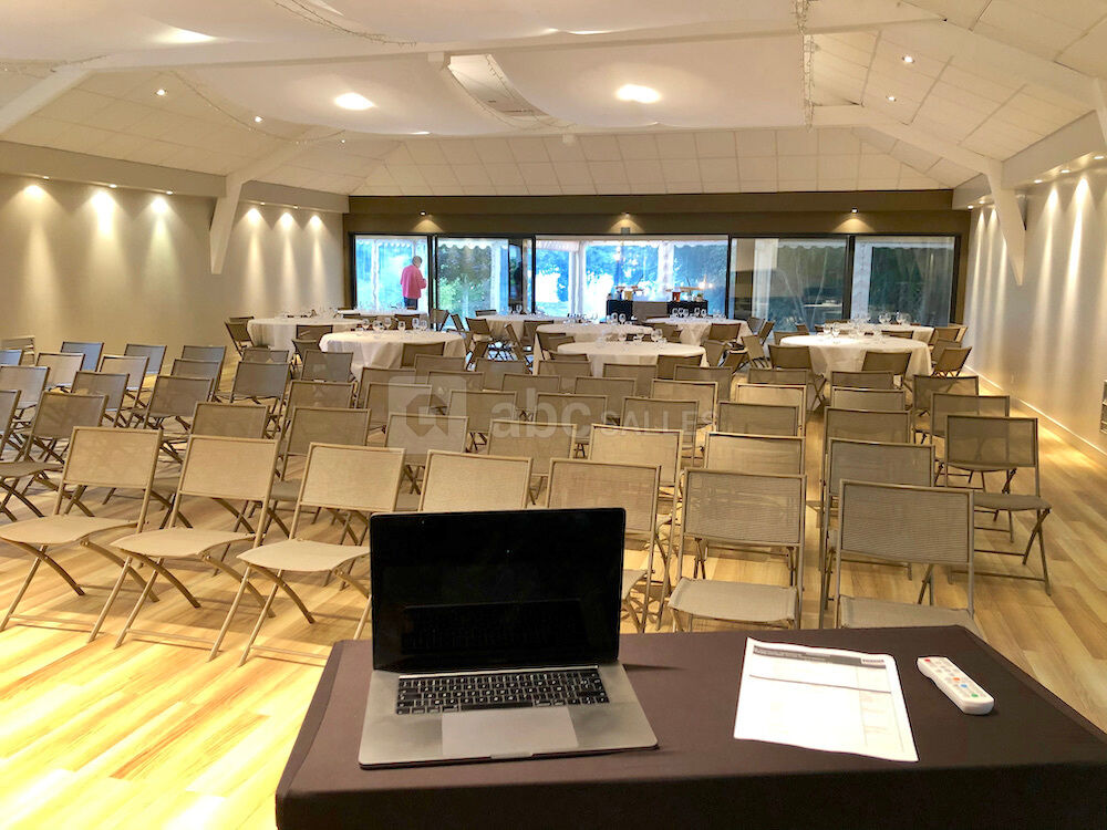 Conférence salle Ebihens vue mer