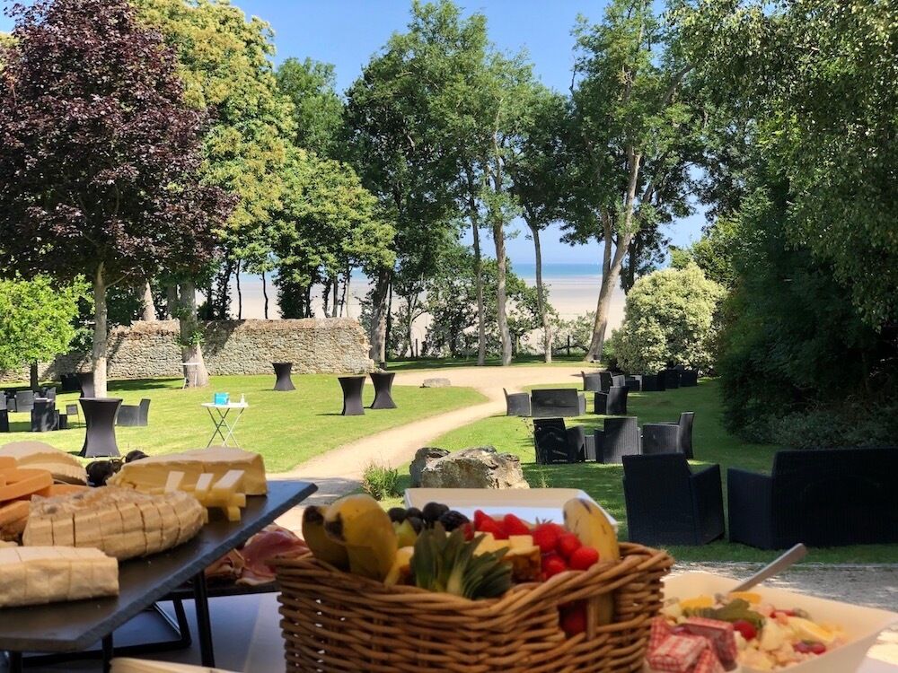 Buffet jardin de Beaussais vue mer