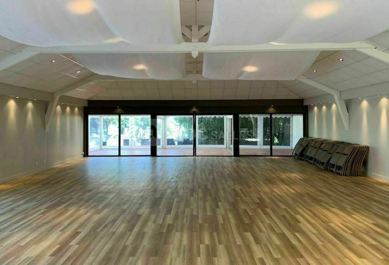 Salle Ebihens vide vue mer