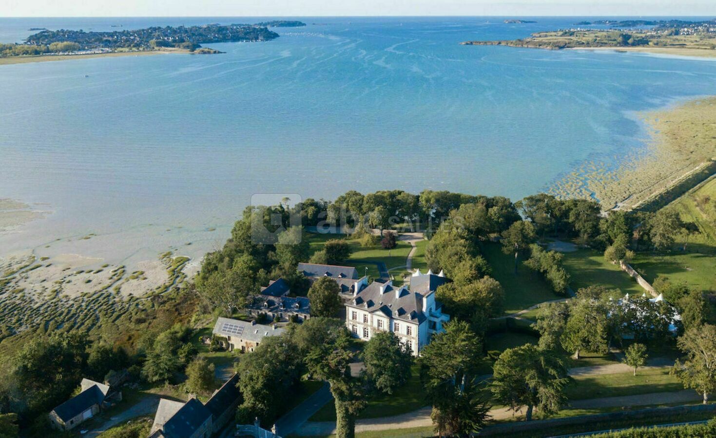 Vue de drone du Château de Beaussais - Un Jardin sur la Mer