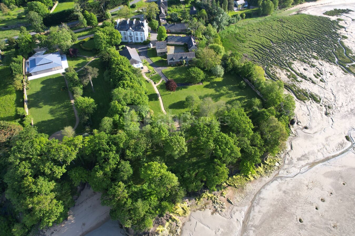 Vue de drone du Château de Beaussais - Un Jardin sur la Mer