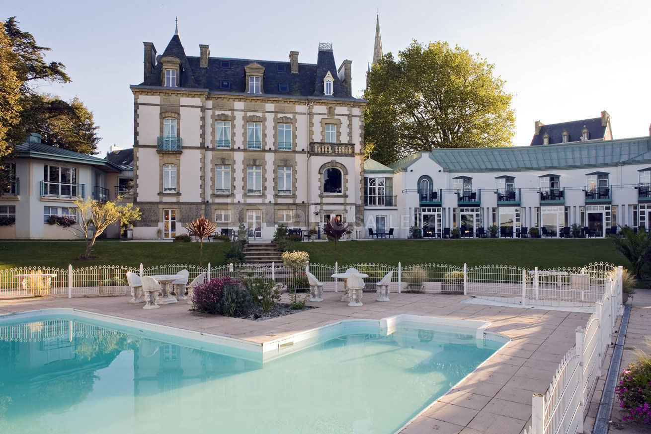 Piscine extérieure chauffée de mai à septembre