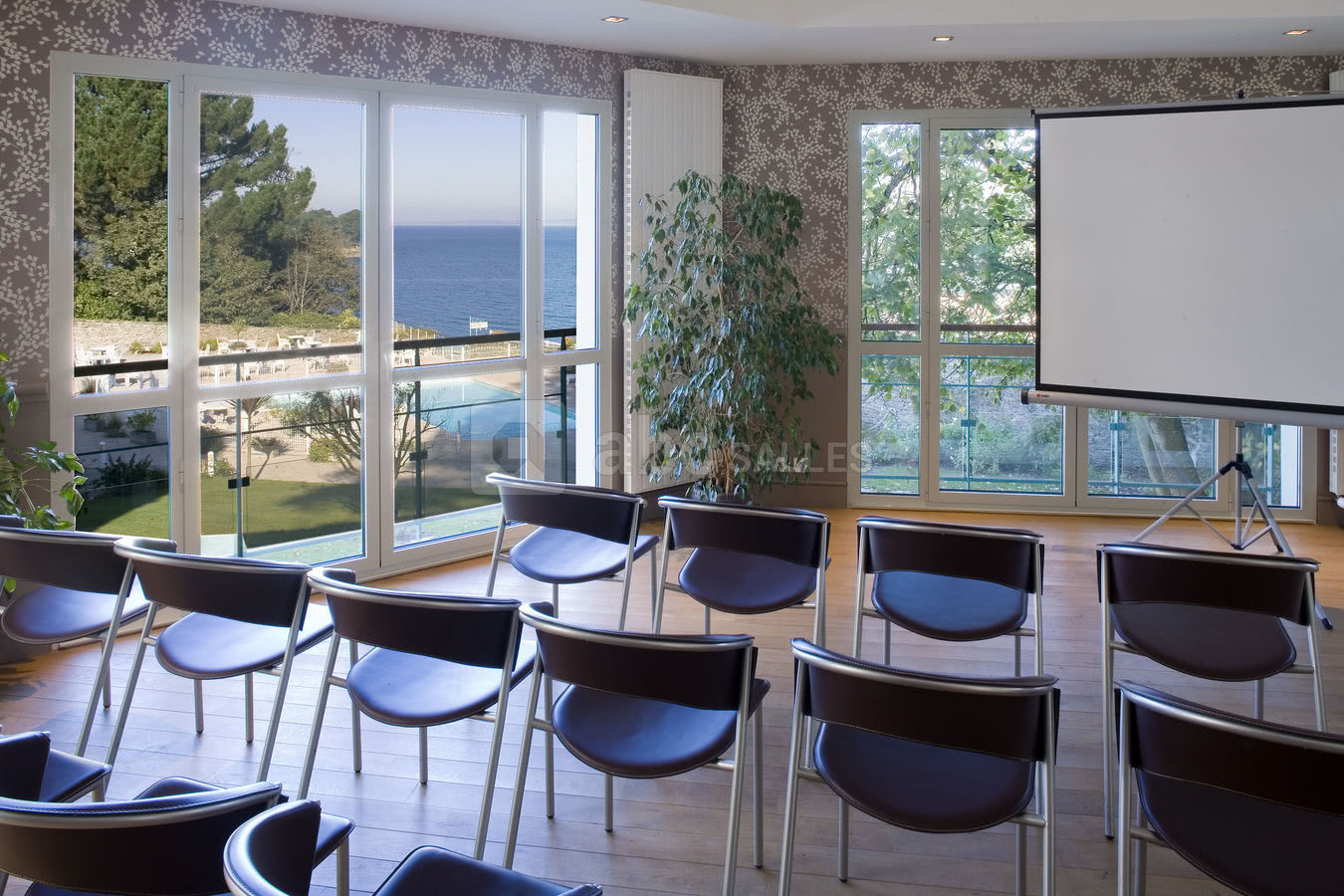 Salle de séminiare vue sur la mer