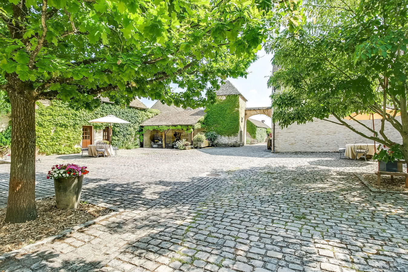 La cour pavée du Hameau / Barboron