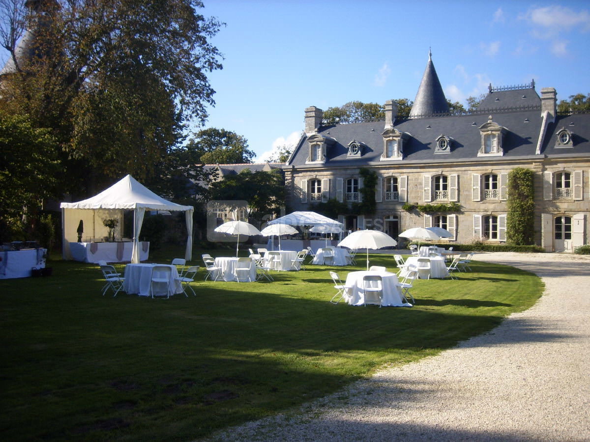 Cocktail devant le manoir