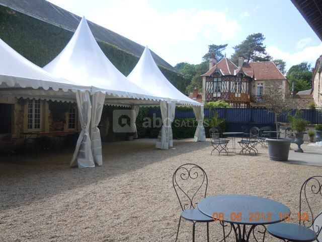 Cour intérieur avec barnum vu sur le gîte la demeure
