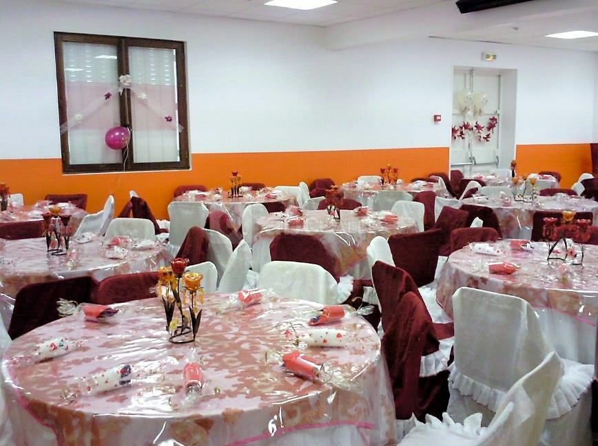 La salle décorée pour un mariage .