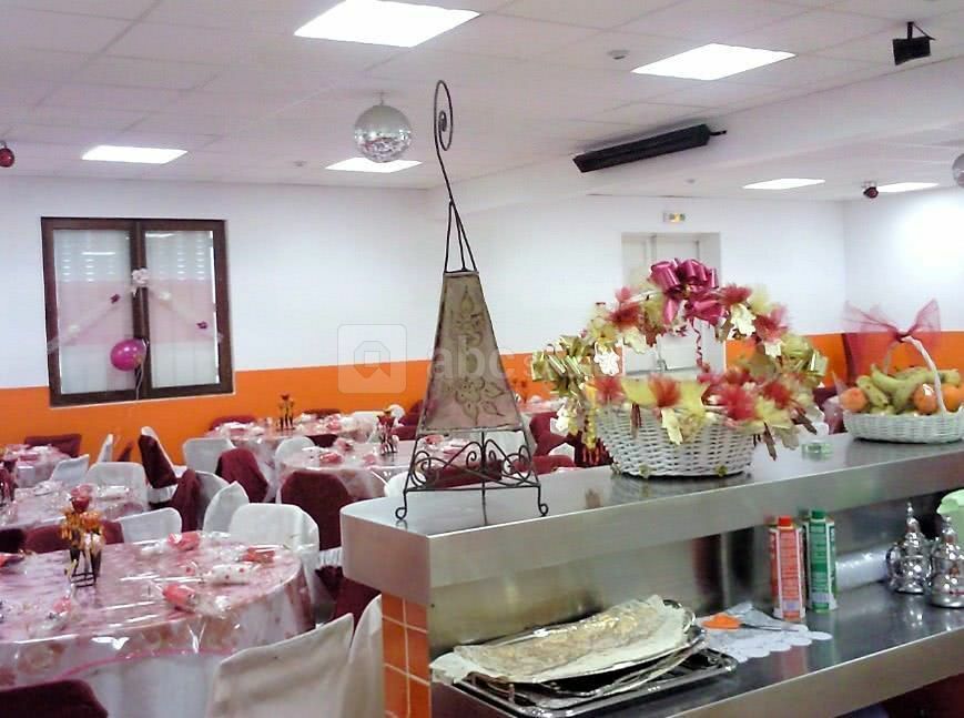 La salle très bien décorée pour un mariage