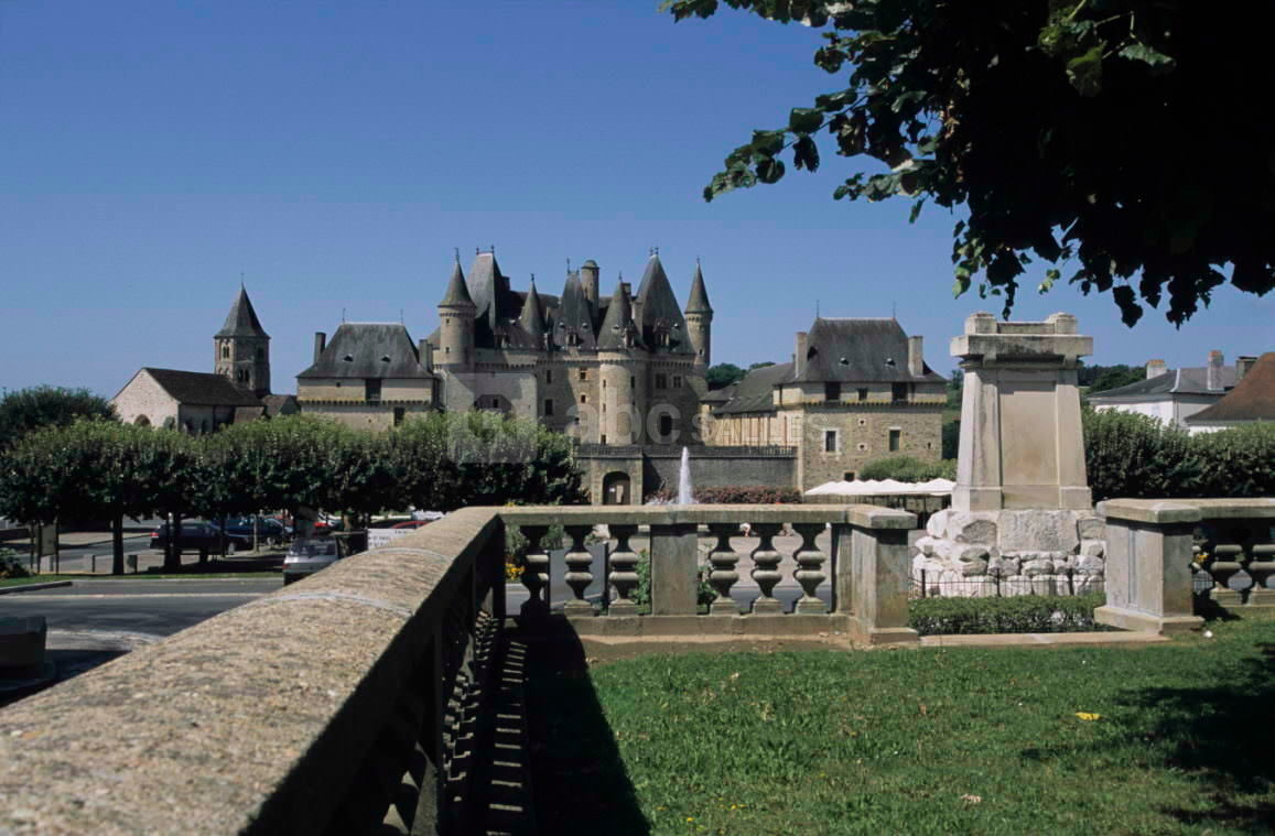 Le château et l'église vus de la place