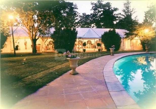 Le bassin et le chapiteau