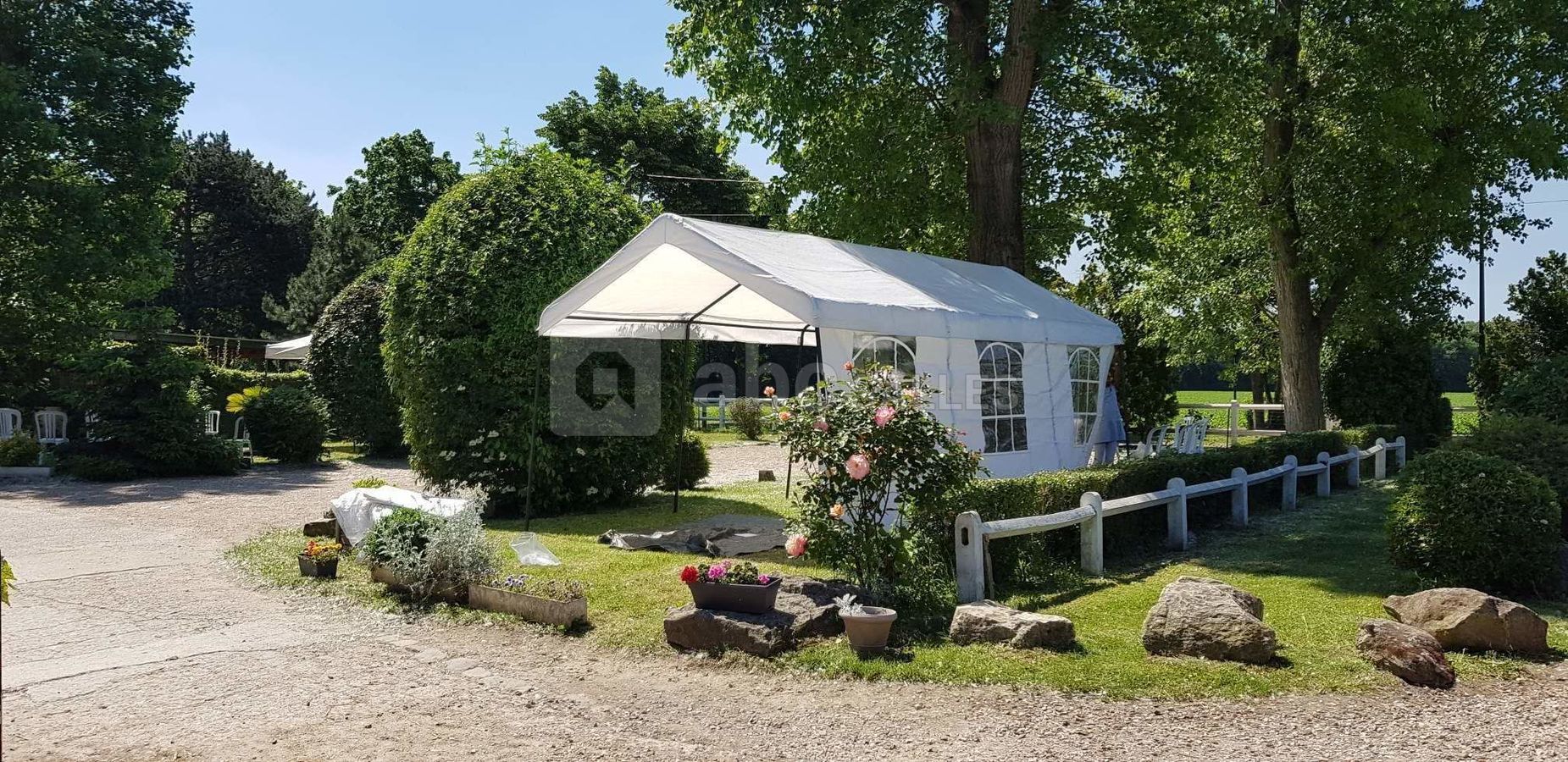 Tente dans le jardin