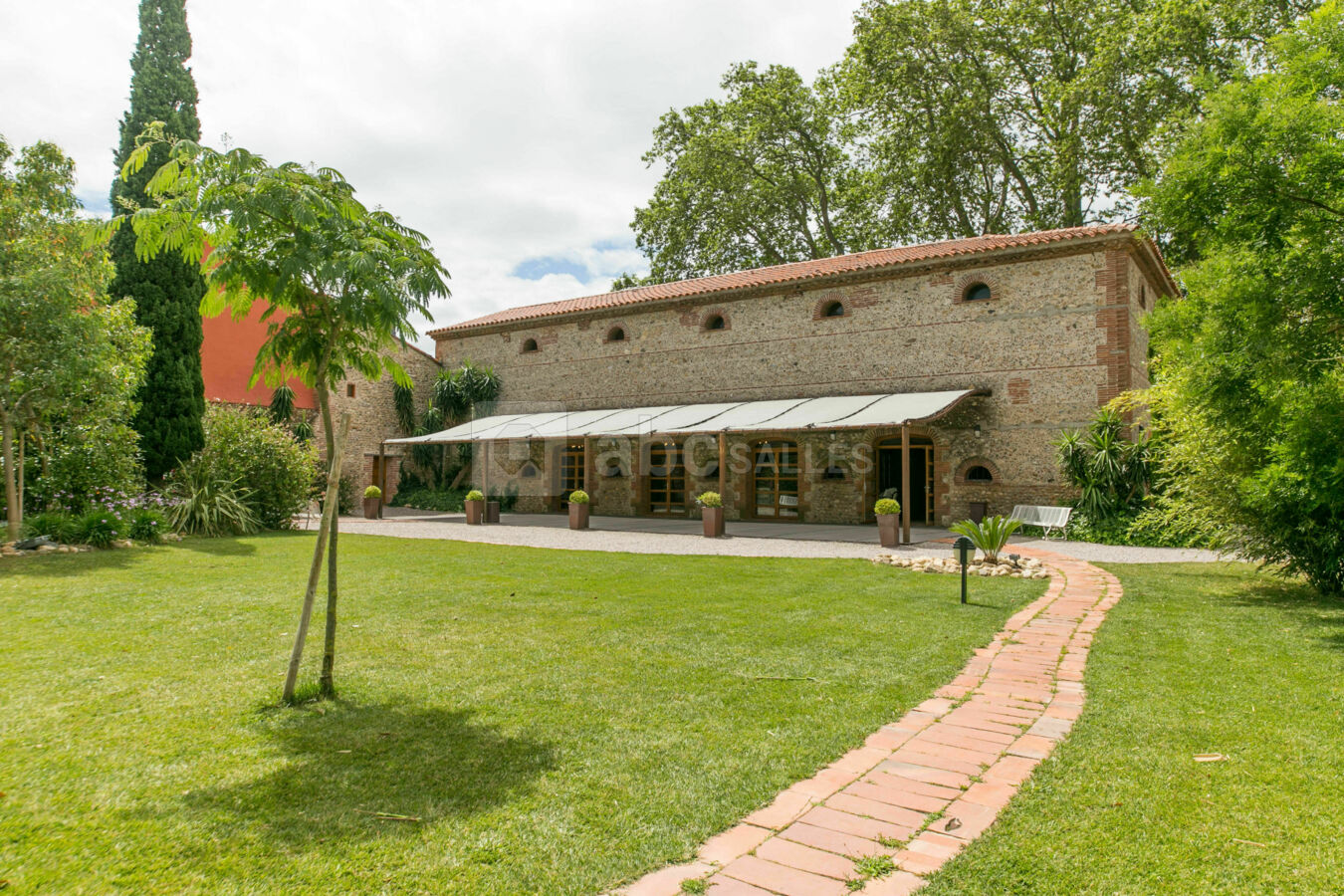 Batisse sainte eulalie et sa Terrasse