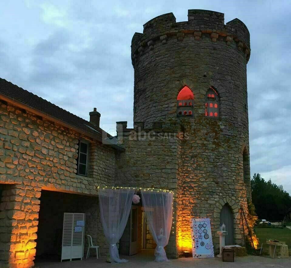 Le donjon au crépuscule