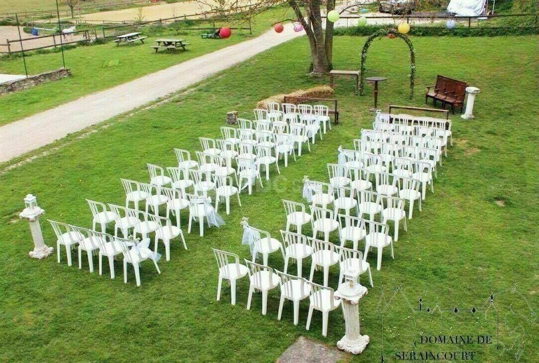 Cérémonie de mariage sur la pelouse proche de la salle de réception