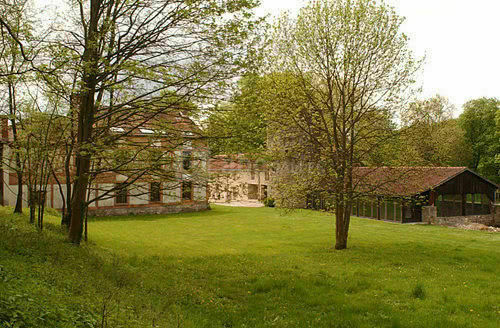 La salle, le donjon et le gîte vu de l'arrière