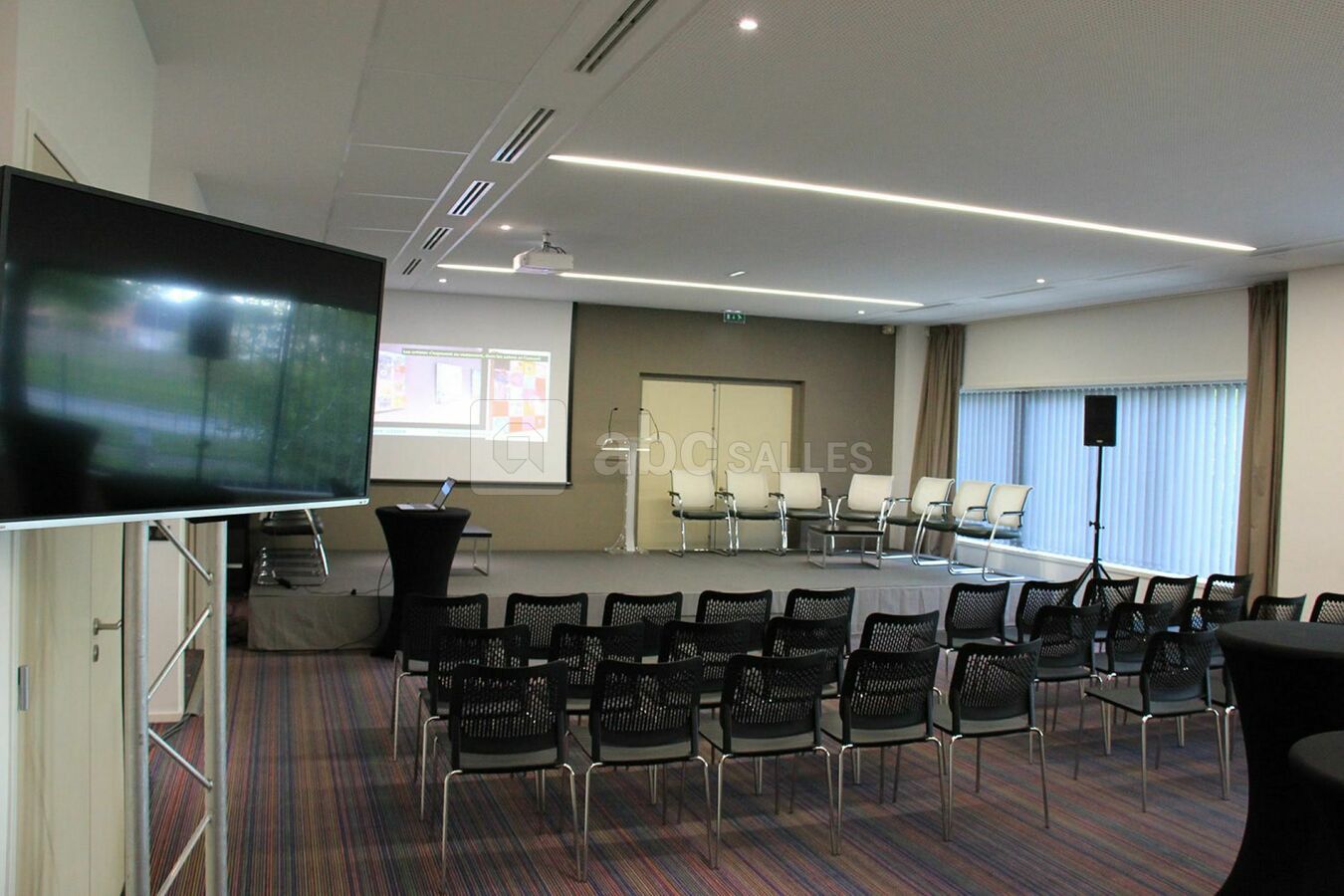 Séminaire disposition théâtre avec estrade et écrans