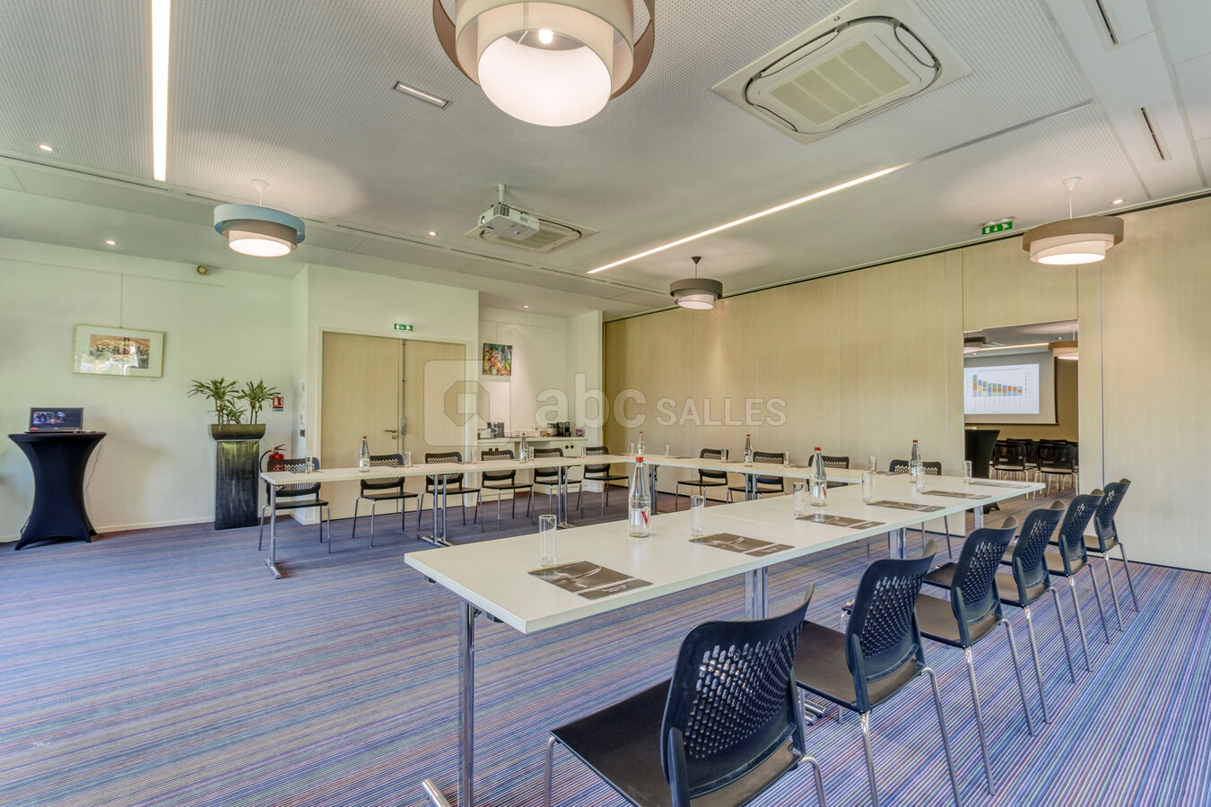Salle confortable et spacieuse