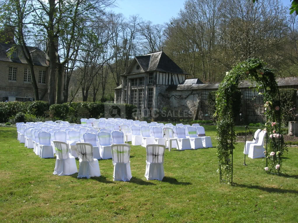 Cérémonie laïque dans les jardins
