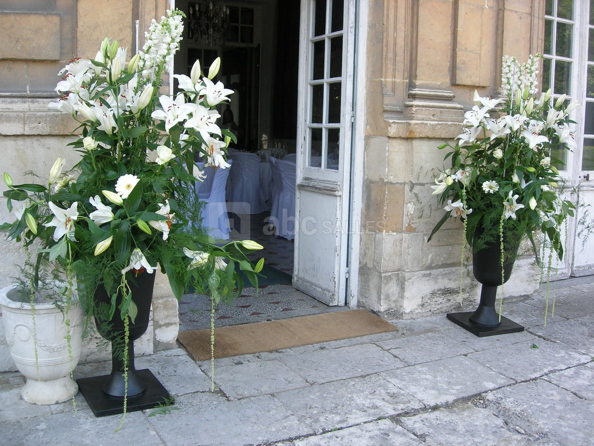 Décorations florales à l'entrée du château