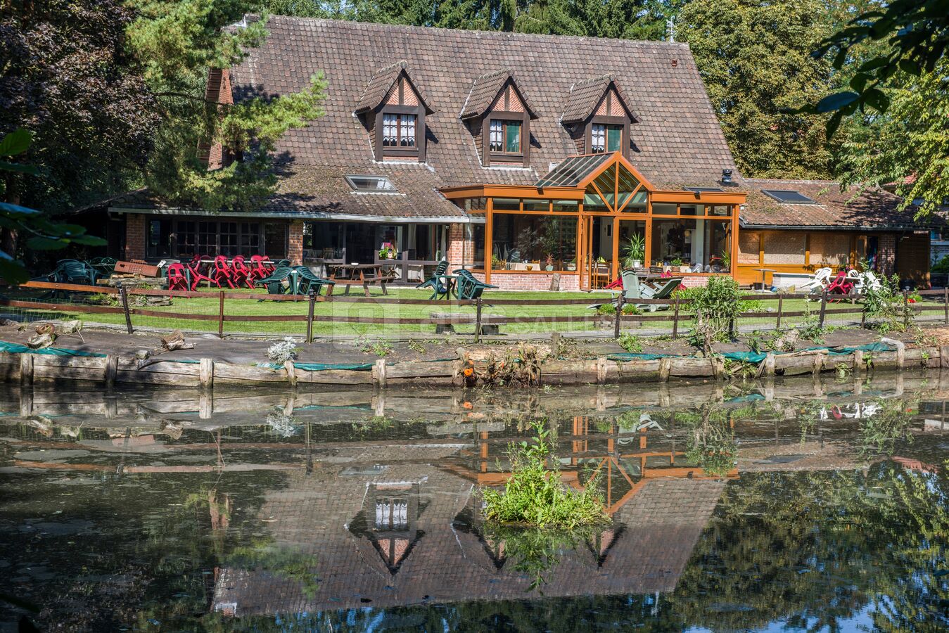 L'AUBERGE , Vu de l'étang