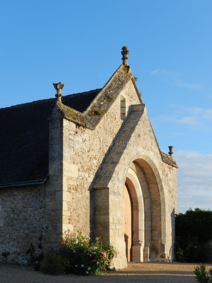 La grange dîmière du prieuré de Lavaray. Du XIIIème siècle, elle est classée Monument Historique