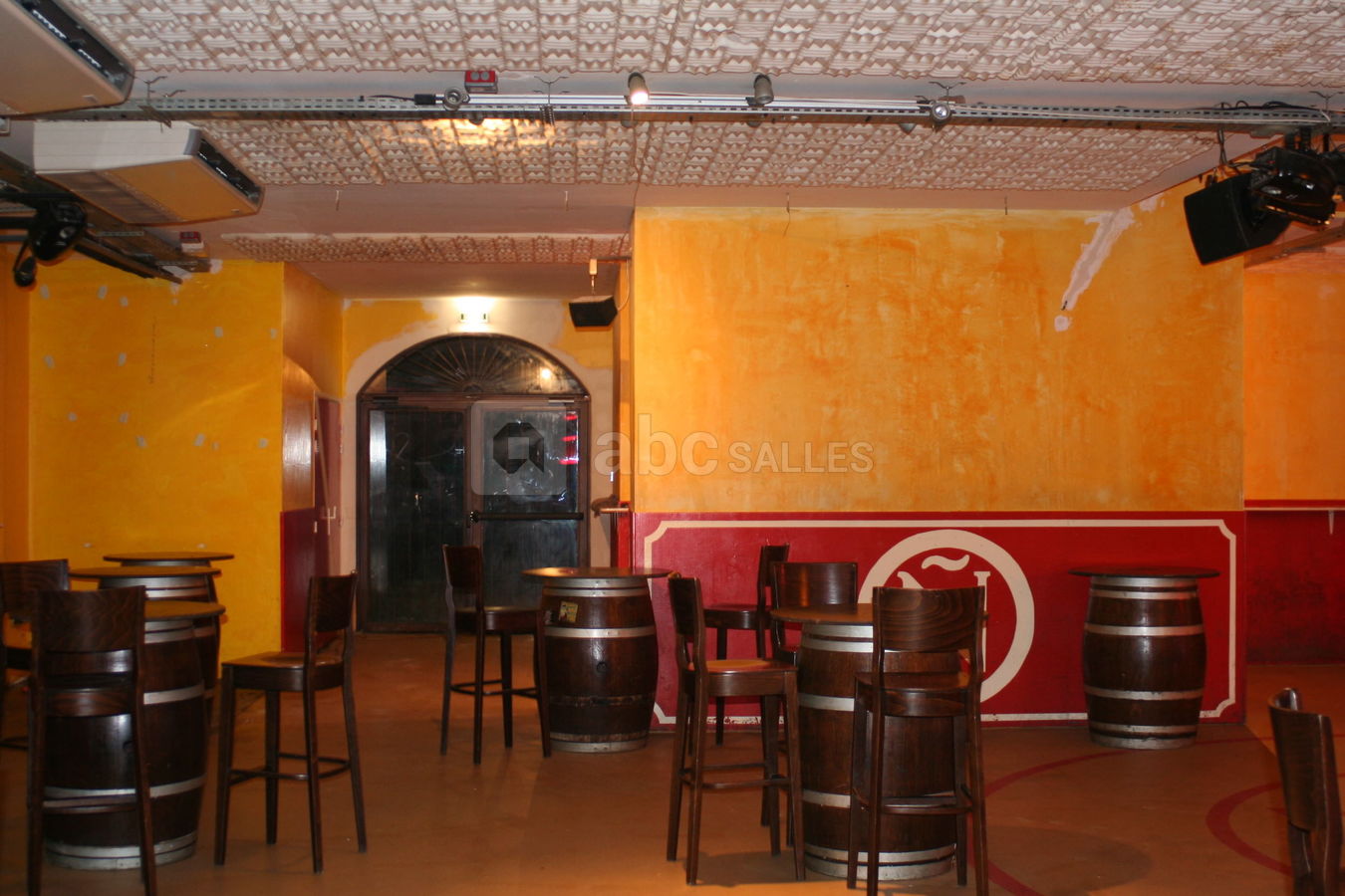 Salle du bas vers fumoir