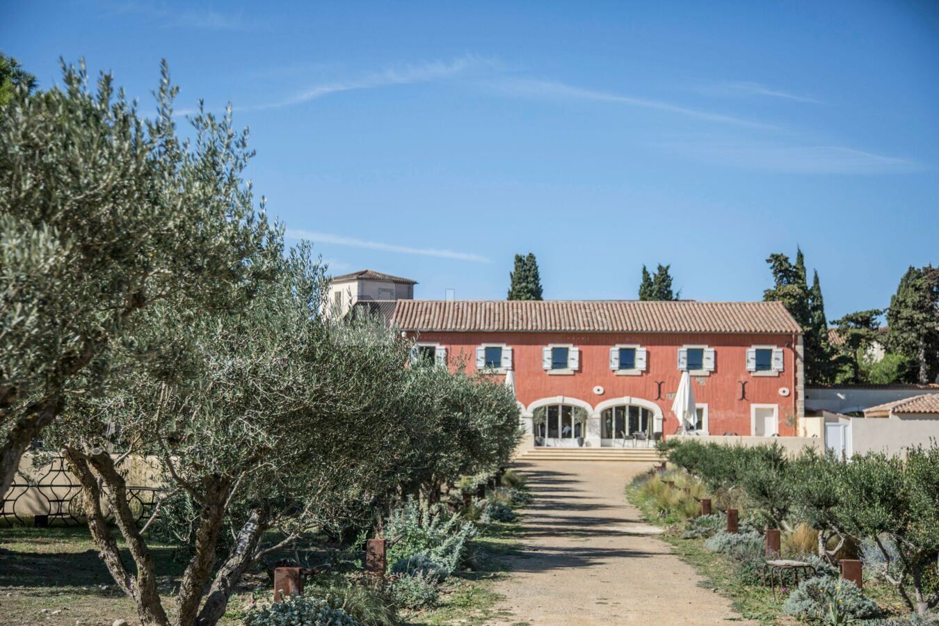 Restaurant l'Art de Vivre depuis l'allée des Oliviers