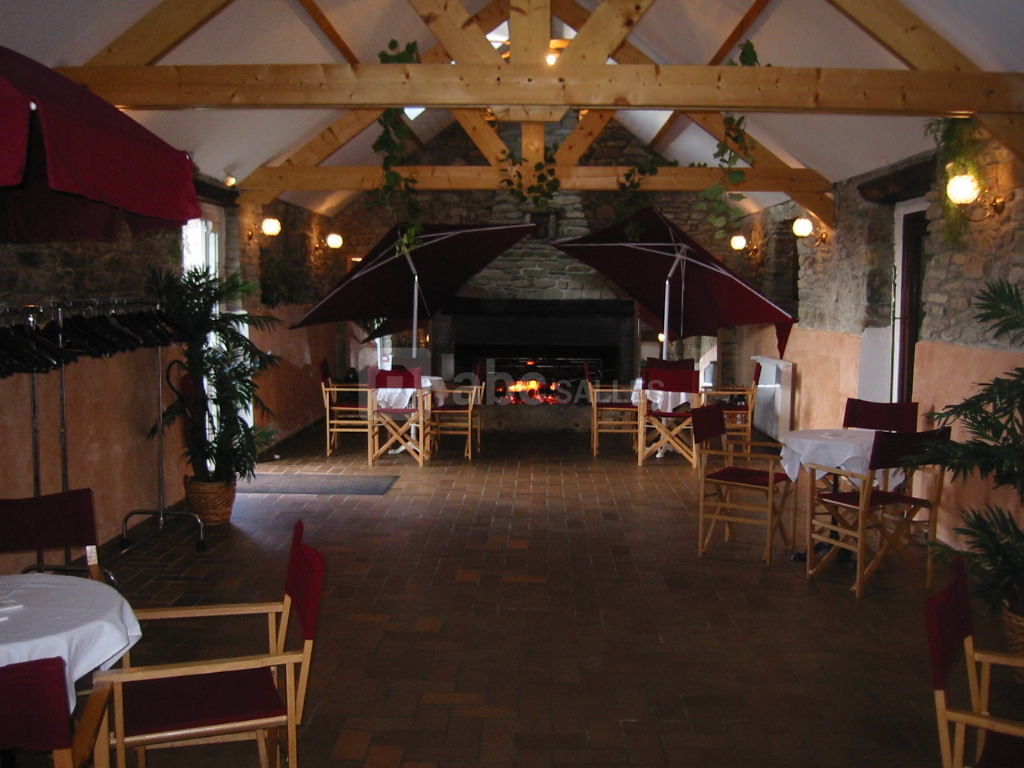 Salle cheminée(70 m²)