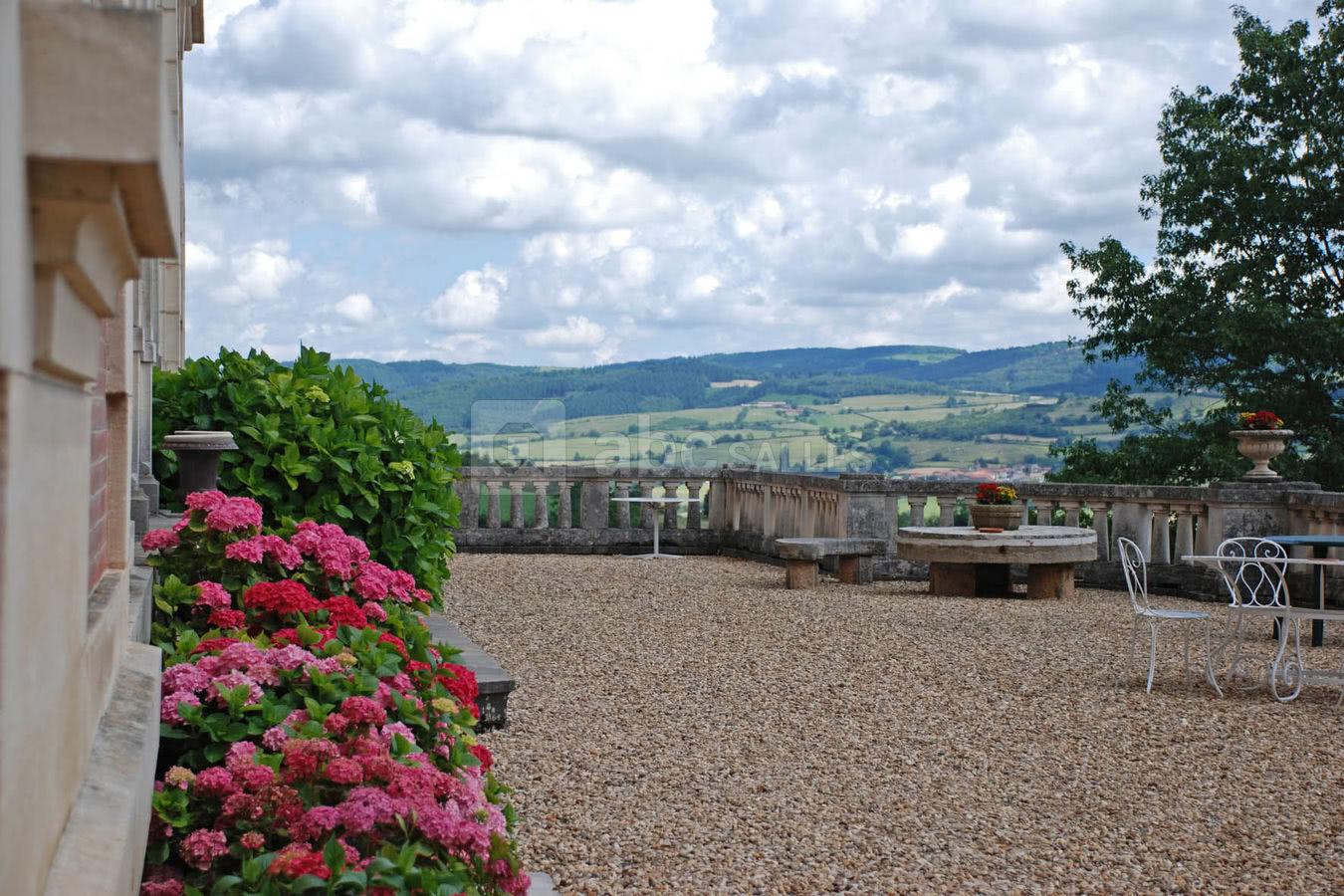 La terrasse 500m2 vue sur les collines
