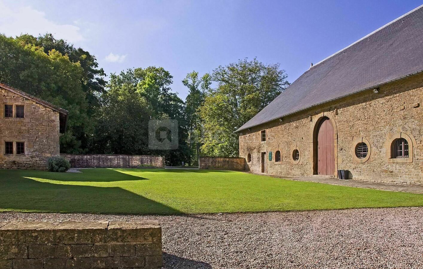 La cour du prieuré