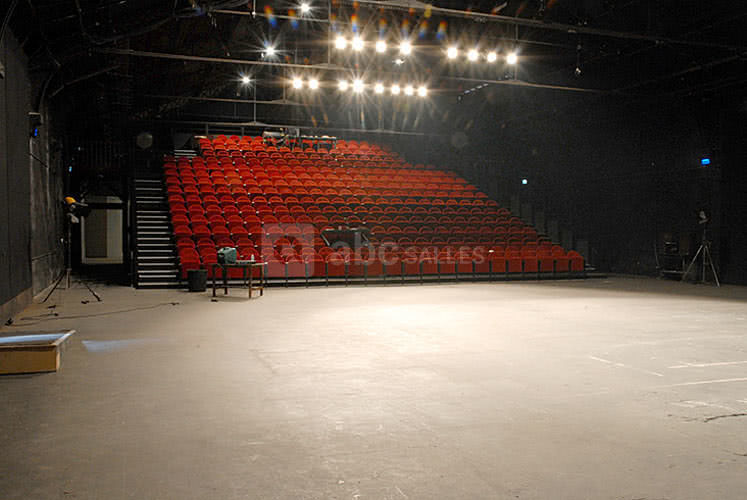 Grande salle, vue des gradins coté court