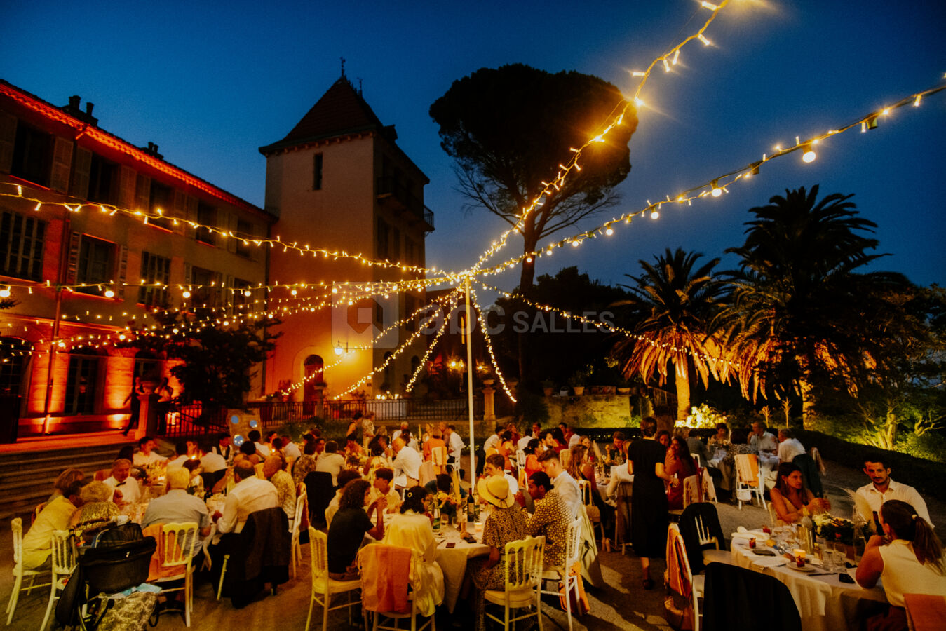 Repas sous les lumières
