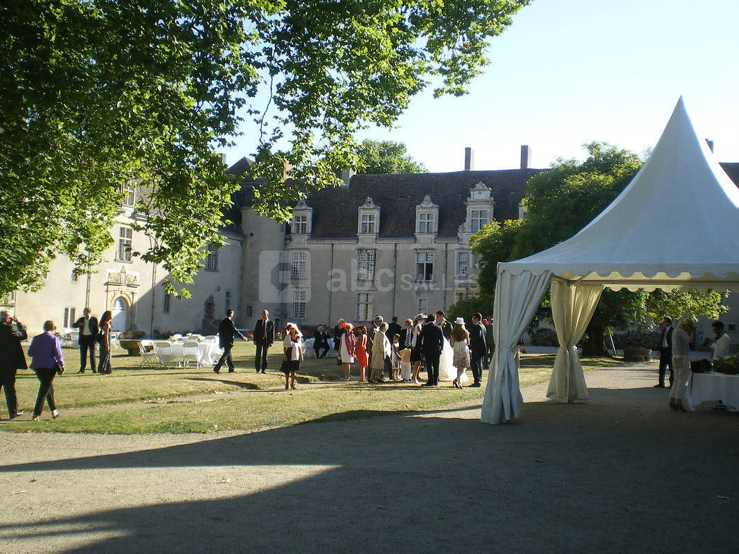 Châpiteau et vue  du château