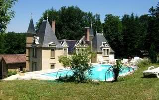 Le château de bonnevaux vu de la piscine
