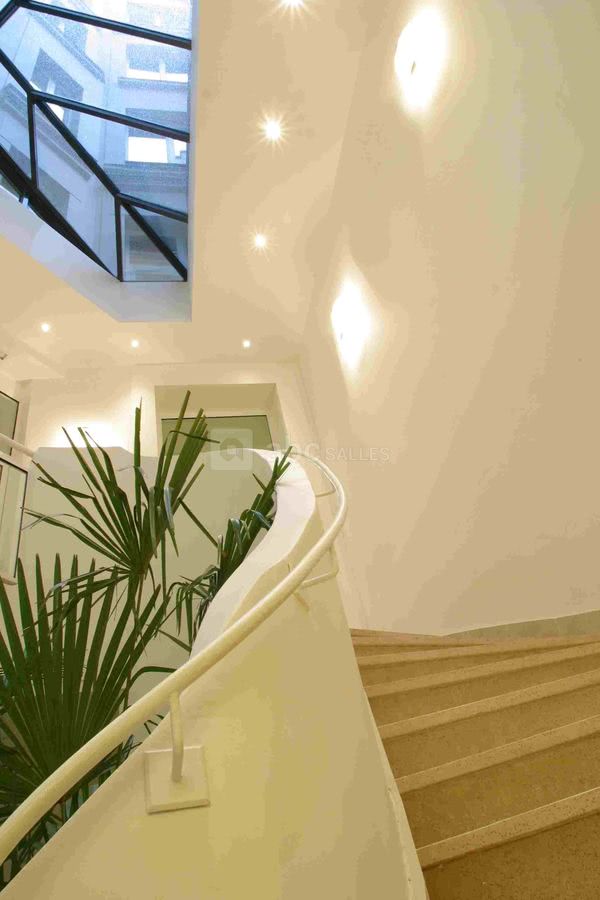 Patio déservant les 3 salles et le bureau