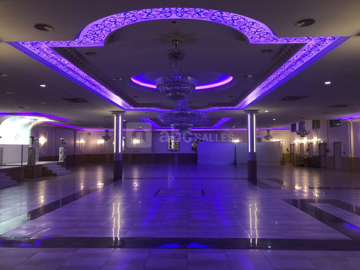 Salle de réception avec lumière violette