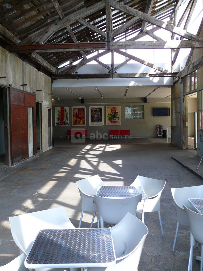 Le hangar du premier-film