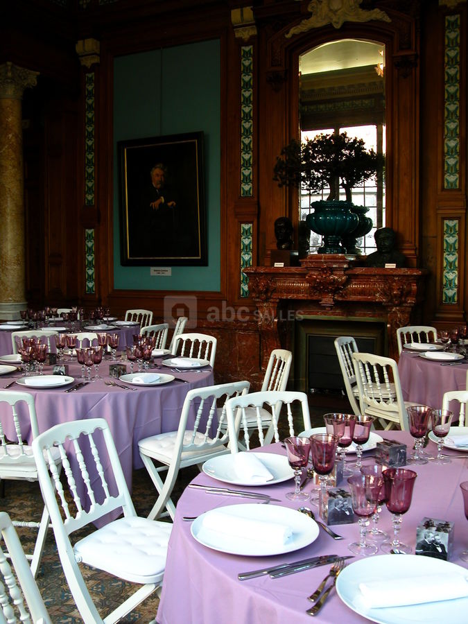 Dîner assis au jardin d'hiver