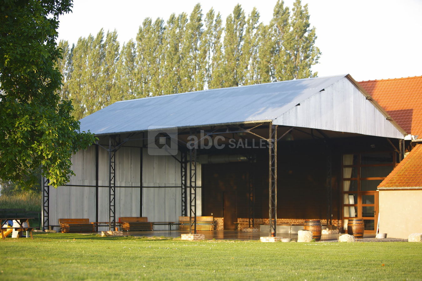 Terrasse couverte la grange des damoiselles (photo maya studio)