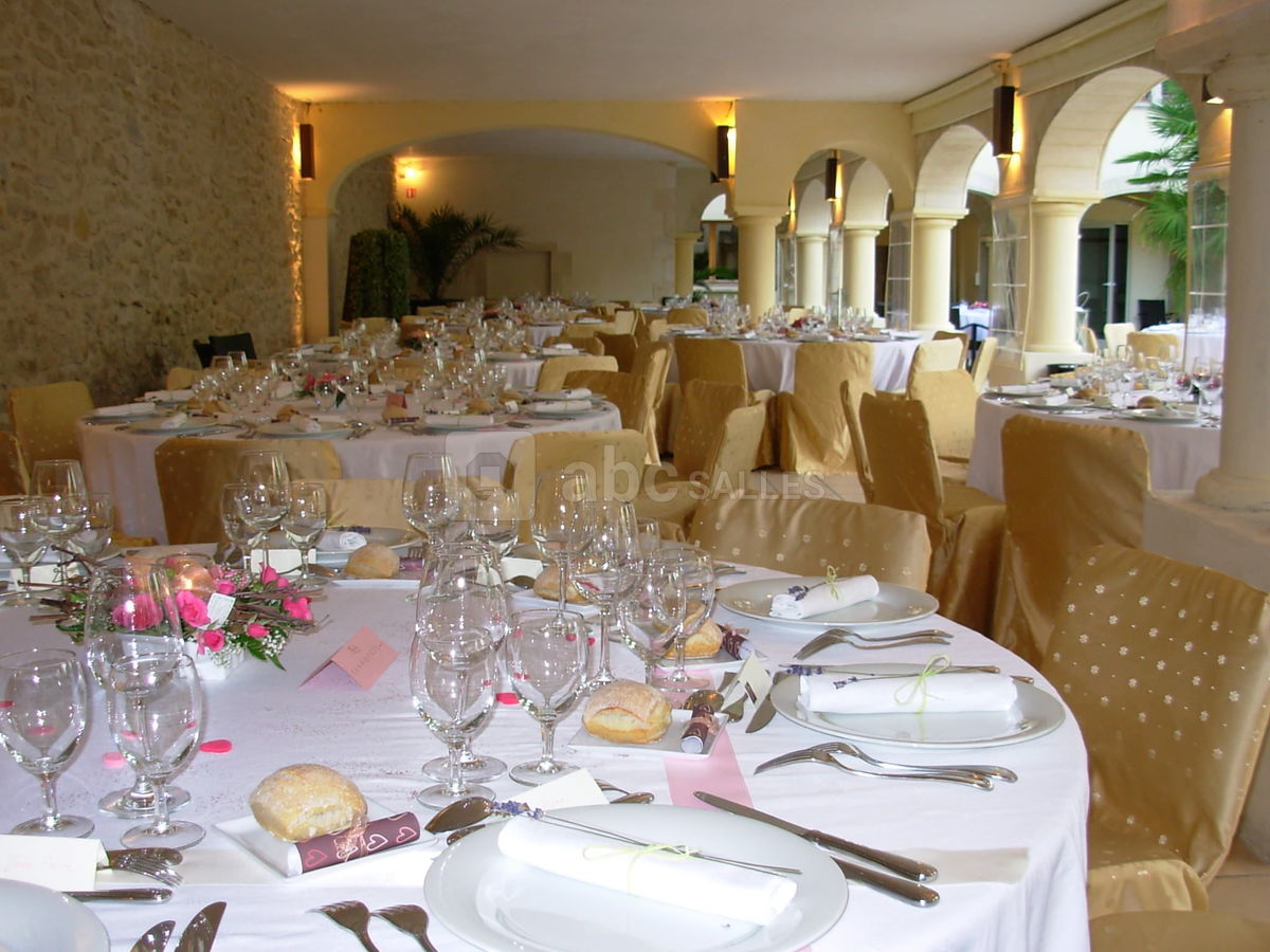 Dîner sous les arcades face au bassin