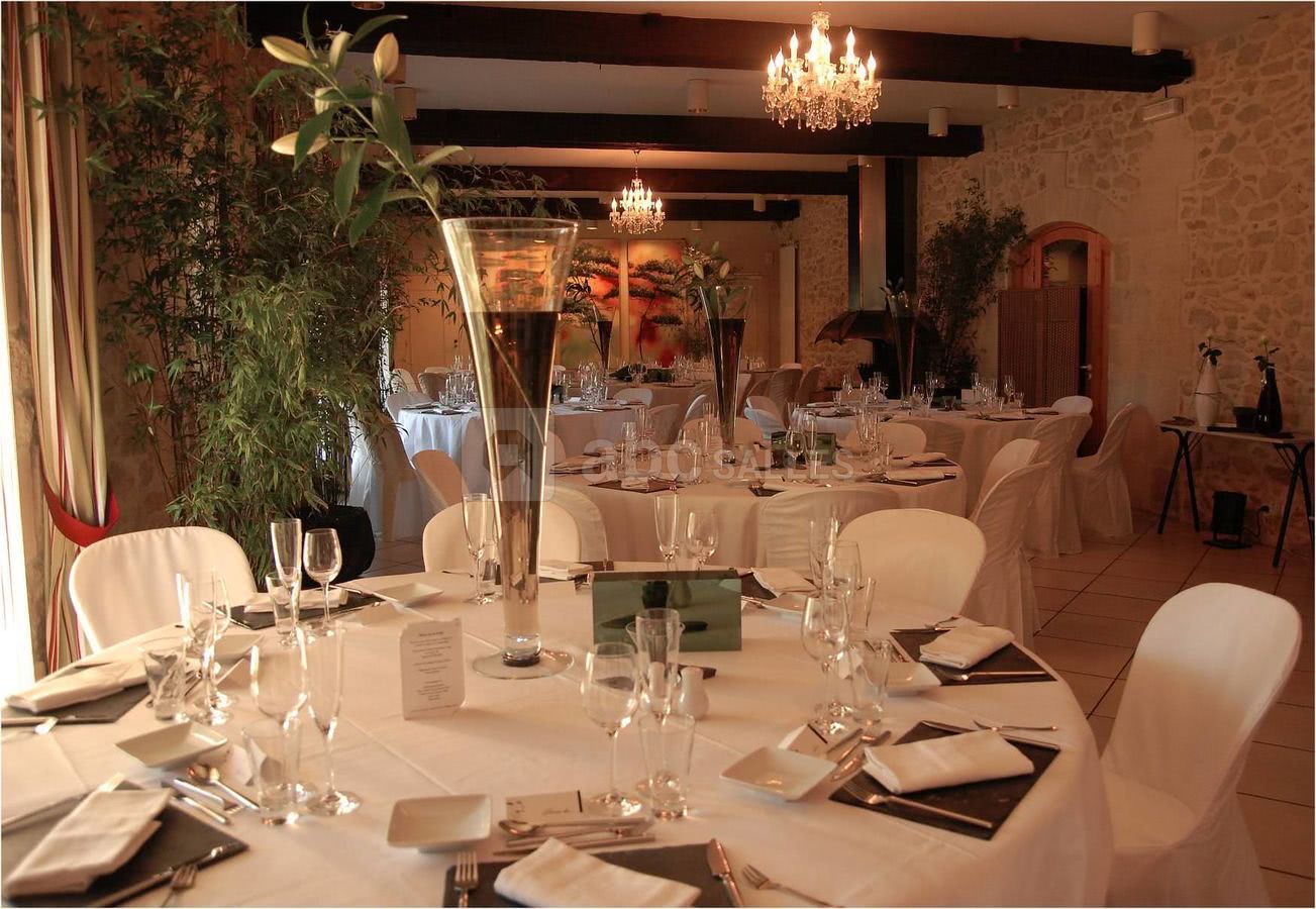 Dîner dans la salle des chais