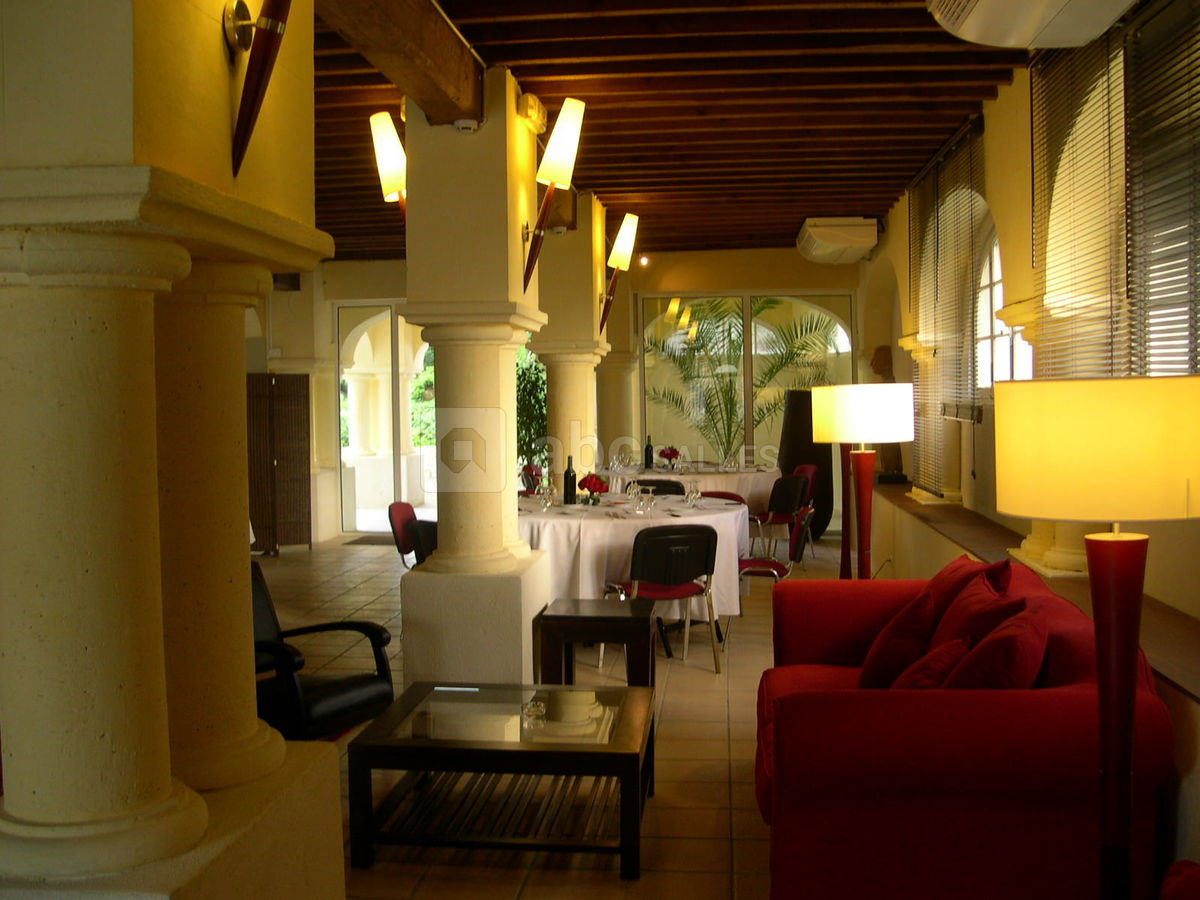 Salle sous arcades