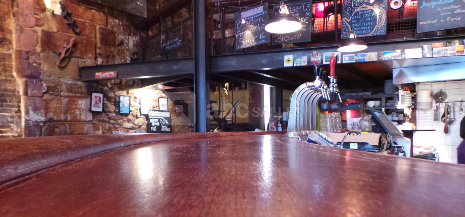 Vue du bar du rez de chaussé vers la mezzanine